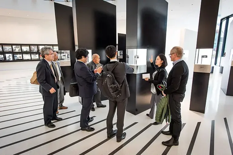 Japanische Delegation besucht Opto-Elektronik- Unternehmen